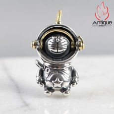 画像2: Antique Jewelry 宇宙飛行士ネックレス、ビンテージデザイン、スペースマン・宇宙飛行士・アストロノーツ・ペンダント、ファッションアイテム、男女兼用 (2)