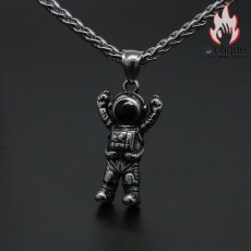 画像4: Antique Jewelry 宇宙飛行士 ネックレス チタン鋼 オリジナル ヒップホップ 男女学生 ペンダント レトロなアクセサリー (4)