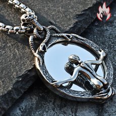 画像7: Antique Jewelry 照魔鏡と鬼女の髑髏ペンダントネックレス　メンズの個性的なアクセサリー、美女と骸骨のグラフィックが施されたチタンスチール製の装飾品 (7)