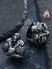 画像4: Antique Jewelry 個性的なバイクエンジンスカルリング メンズ ダーク チタンスチールリング レトロな力強いアクセサリー (4)